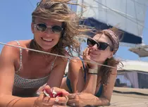 Ioana Blaj și Monica Bîrlădeanu, vacanță împreună în Grecia. Imaginile de pe barcă au atras toate privirile