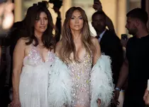 Jennifer Lopez, apariție de senzație la Paris alături de sora ei. Cum s-au îmbrăcat cele două vedete