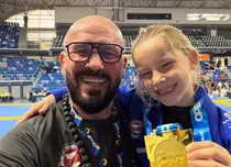 Performanță istorică în familia lui Cătălin Zmărăndescu! Micuța Matilda a devenit dublă campioană mondială la doar 8 ani