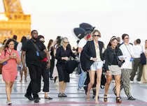 Arată spectaculos și nu se ascunde: Charlize Theron, în pantaloni scurți pe covorul roșu, la aproape 51 de ani