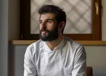 Chef Richard Abou Zaki lansează a doua carte. Juratul „Chefi la cuțite” pregătește 50 de rețete pentru acasă