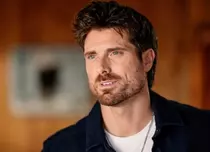 Tensiune maximă în finalul sezonului 4 din „Sullivan’s Crossing” la DIVA! Interviu exclusiv cu actorul Marcus Rosner: „Actoria este ca o vacanță”