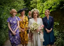 Scarlett Johansson și Kristin Scott Thomas, din nou mamă și fiică pe ecran în „My Mother's Wedding”. Când apare filmul pe SkyShowtime