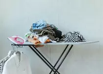 Secretul din spatele hainelor neșifonate: ce schimbă cu adevărat experiența călcatului acasă