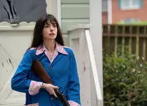 „Capătul Străzii Stejar”, din 14 august la cinema. Anne Hathaway și Ewan McGregor, într-o aventură cu dinozauri