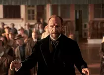 Ralph Fiennes joacă în „Corul”, pe HBO Max. Totul despre drama britanică inspirată de Primul Război Mondial