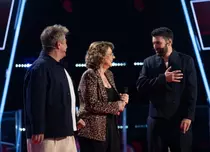Carmen Tănase a urcat pe scena „Vocea României” și i-a făcut o surpriză lui Smiley. Reacția artistului: „E copleșitor”
