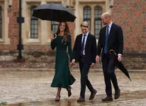 Prințul George a început școala la Eton. Prințul William și Kate Middleton l-au însoțit în prima zi, la 31 de ani după ce William a trecut prin același moment