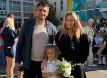 Laura Cosoi, fotografii rare alături de Cosmin Curticăpean și cele cinci fiice. Vera a început clasa pregătitoare