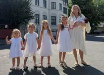 Cum se descurcă Laura Cosoi cu 5 fetițe și revenirea la TV: „Haos organizat, fără discuție! Mie îmi place viața asta”. EXCLUSIV