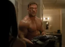 „Reacher”, reînnoit pentru sezonul 6 înainte de premiera sezonului 5. Ce se știe despre viitorul serialului