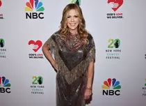 Rita Wilson, apariție ieșită din comun la 69 de ani. Soția lui Tom Hanks s-a fotografiat topless, cu un tatuaj uriaș pe tot spatele!