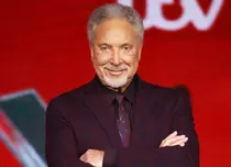 The Voice U.K. nu va mai avea un jurat celebru. Sir Tom Jones, reacție tranșantă la decizia ITV: «Nu concediezi un om care se descurcă bine»