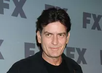 Charlie Sheen: Pot să văd fantome!