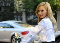 De Paşte, Luana Ibacka colindă Bucureştiul pe scuter