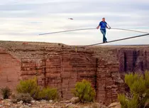 Nik Wallenda a traversat Marele Canion pe sârmă