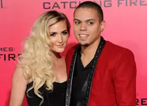 Ashlee Simpson s-a logodit de Revelion