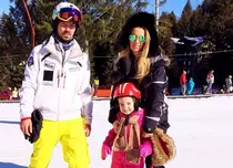 Andreea Bănică îşi învaţă fetiţa să schieze