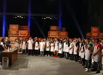 Juraţii "MasterChef" împart ultimele şorţuri şi dau startul primei probe eliminatorii