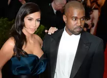 Kim Kardashian şi Kanye West s-au căsătorit în secret