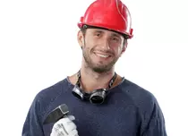 Actorul Dragoş Bucur chiar se pricepe la construcţii