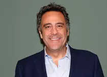 FOTO. Brad Garrett („Dragul de Raymond”) s-a logodit cu o tinerică