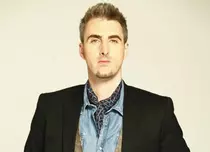 Duminică, Ernest se întoarce cu un nou sezon al emisiunii “Ochii din umbră”