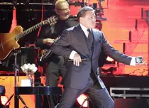 FOTO. Telemundo face un serial despre viaţa artistului Luis Miguel. Cine va fi protagonistul?