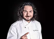 Florin Dumitrescu transformă celebra sa plăcintă de berbecuț într-un burger gourmet