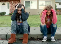 Recomandarea TVmania pentru seara de luni, 18 septembrie: „Probleme la 17 ani”  cu Hailee Steinfeld și Blake Jenner