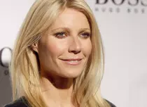 Gwyneth Paltrow s-a logodit cu producătorul de televiziune Brad Falchuk