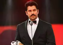FOTO. Burak Özçivit, “Bărbatul anului” în Turcia. Cum a aratat actorul la gala unde a fost premiat