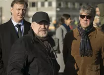 INTERVIU. Jesse Armstrong ne-a vorbit despre „lumea dură, populată de bărbați care se poartă ca Trump” din „Succesiunea”