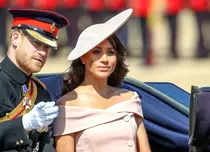 FOTO. Prințul Harry și Meghan Markle, primele fotografii alături de bebelușul regal
