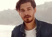 FOTO. Çagatay Ulusoy se bucură de vacanță până să înceapă filmările la sezonul 2 din „The Protector”
