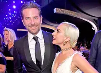 Bradley Cooper și Lady Gaga au o „conexiune incredibilă și copleșitoare”