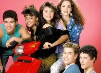 Serialul anilor '90 „Salvați de clopoțel” revine cu o continuare și cu actori din serialul original