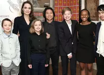 Angelina Jolie a mărturisit că două dintre fiicele sale au suferit recent intervenții chirurgicale