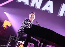 Ștefan Bănică a lansat un nou single, „E beton coana mare”, pe ritmuri de Rock’n’Roll