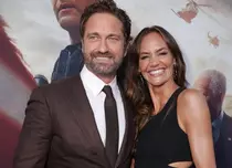 Gerard Butler, surprins în ipostaze tandre alături de partenera sa. Cine este Morgan Brown