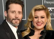 Cântăreața Kelly Clarkson divorțează după 7 ani de mariaj
