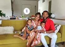 Chrissy Teigen a pierdut a treia sarcină. „Îmi pare rău că primele momente din viața ta au fost atât de complicate ”