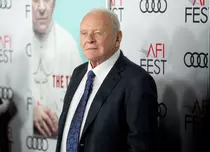 Sir Anthony Hopkins este Sigmund Freud în filmul „Freud's Last Session”. Transformarea este spectaculoasă
