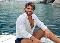Can Yaman a lansat un parfum, „Mania”. Cât costă și cine poate cumpăra aroma celebrului turc