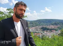 Alecsandru Dunaev, protagonistul din „Adela”, e prins cu filmările pentru sezonul 2, dar are și alte proiecte