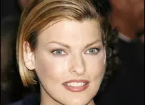 Linda Evangelista, de nerecunoscut din cauza operațiilor estetice eșuate: „Am fost desfigurată cu brutalitate”
