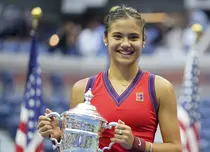 Cine e Emma Răducanu, fata care a câștigat entuziasmant ultimul turneu de Grand Slam al anului