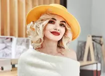 De ce s-a urcat Ana Morodan pe biroul lui Florin Călinescu. „Mă gândesc să fac o emisiune cu tine de la 12 noaptea”