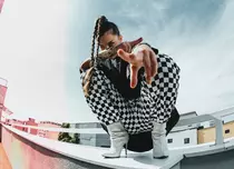 EMAA revine cu un nou single, „Sufletu’ Imun”. În clipul piesei sunt incluse și imagini din arhiva personală