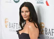 Catherine Zeta-Jones, fascinată de București. A început filmările pentru serialul Netflix „Wednesday”